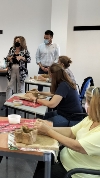 LAS MUJERES DEL MUNICIPIO QUE PARTICIPAN EN EL TALLER DE CERÁMICA RECIBEN LA VISITA DEL CONCEJAL DE IGUALDAD Y DE LA PRESIDENTA DE ADEMUR- GAMA EN EL DÍA INTERNACIONAL DE LA MUJER RURAL